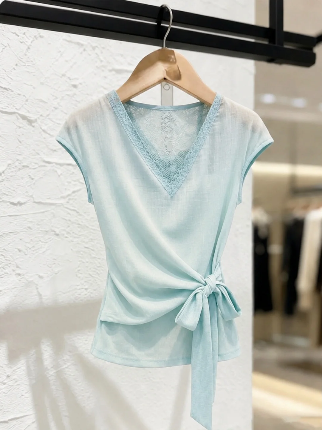 Elegant Versatile Knot Design V-Neck Top Women's Fashion Summer 2026 Korean Style Straight Cut Silk Blend Short Sleeve Shirt
Elegant Versatile Knot Design V-Neck Top Women's Fashion Summer 2026 Korean Style Straight Cut Silk Blend Short Sleeve Shirt