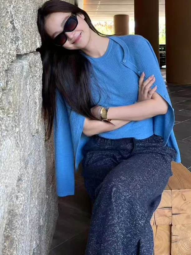 Элегантный вязаный комплект из жилета и кардигана Dou Ma Premium: шерстяная смесь, круглый вырез, без рукавов
Элегантный вязаный комплект из жилета и кардигана Dou Ma Premium: шерстяная смесь, круглый вырез, без рукавов