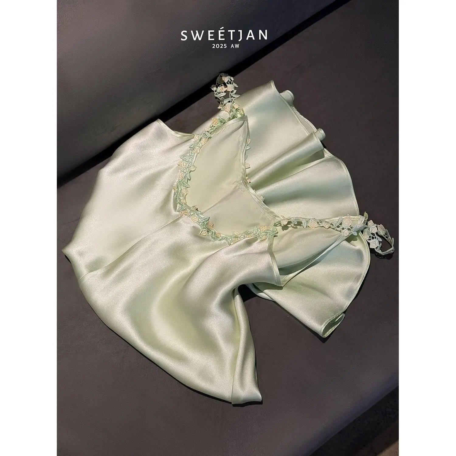 Кружевная легкая роскошная высококачественная ночная рубашка из ледяного шелка, женская весенне-летняя приятная для кожи дышащая домашняя одежда, верхняя одежда
Кружевная легкая роскошная высококачественная ночная рубашка из ледяного шелка, женская весенне-летняя приятная для кожи дышащая домашняя одежда, верхняя одежда