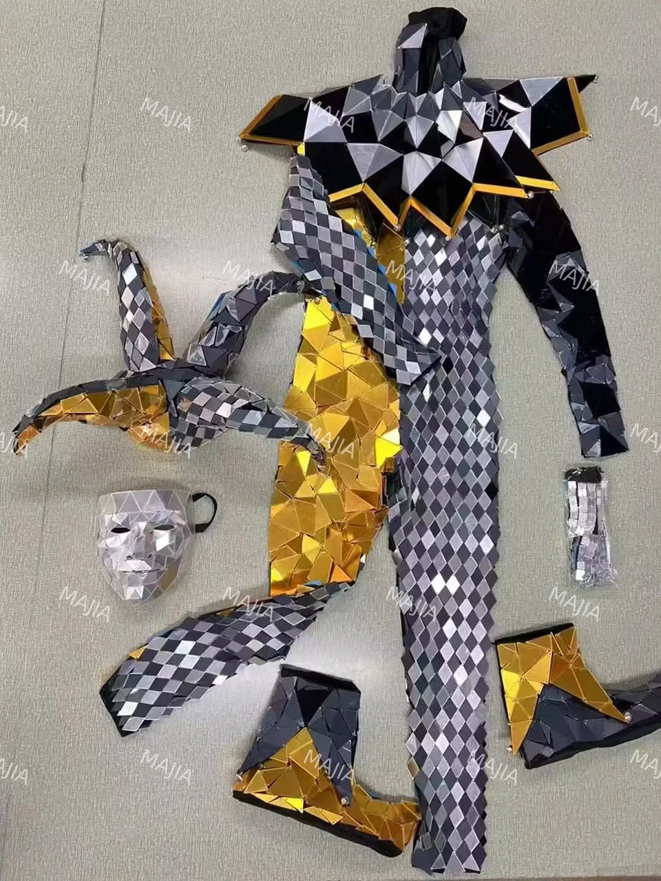 Clown Costume for Bar DS Performance Dance Mirror Jumpsuit in Silver Red Yellow for Nightclub Stage DJ Party Easter Cosplay
Clown Costume for Bar DS Performance Dance Mirror Jumpsuit in Silver Red Yellow for Nightclub Stage DJ Party Easter Cosplay