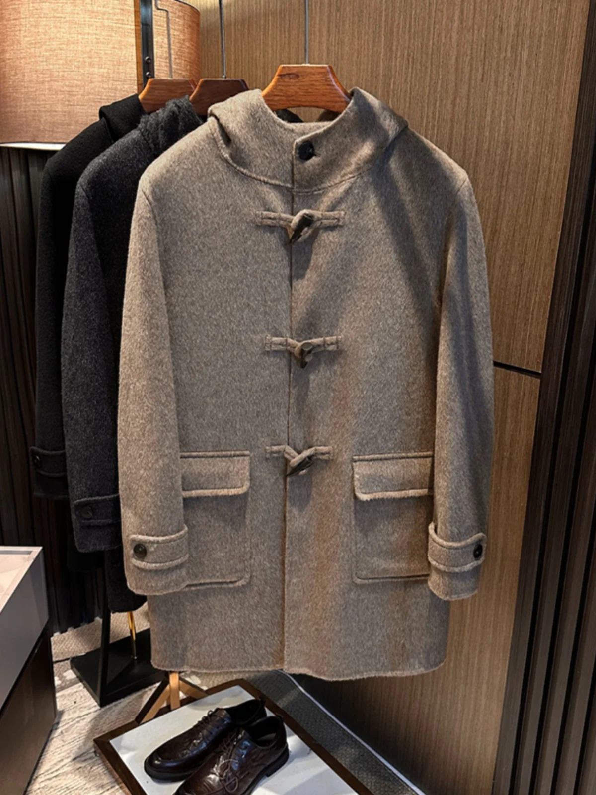 Мужское элитное повседневное двустороннее шерстяное пальто средней длины с капюшоном, теплая зимняя верхняя одежда, подставка
Мужское элитное повседневное двустороннее шерстяное пальто средней длины с капюшоном, теплая зимняя верхняя одежда, подставка