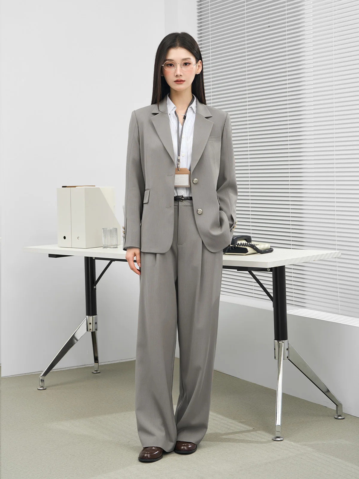 Женский деловой костюм Berd: пиджак и брюки прямого кроя из полиэстера для офиса, повседневной носки и собеседований
Женский деловой костюм Berd: пиджак и брюки прямого кроя из полиэстера для офиса, повседневной носки и собеседований