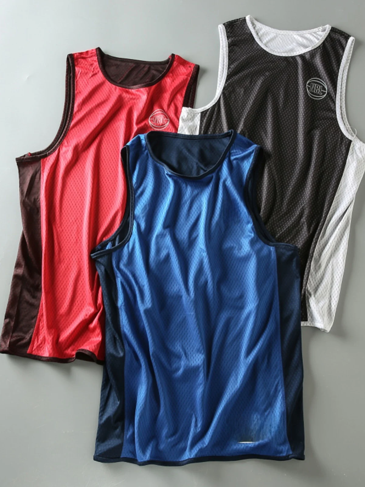 Мужская летняя дышащая спортивная майка-безрукавка для бега и баскетбола с быстросохнущей текстурой и перекрестными лямками
Мужская летняя дышащая спортивная майка-безрукавка для бега и баскетбола с быстросохнущей текстурой и перекрестными лямками