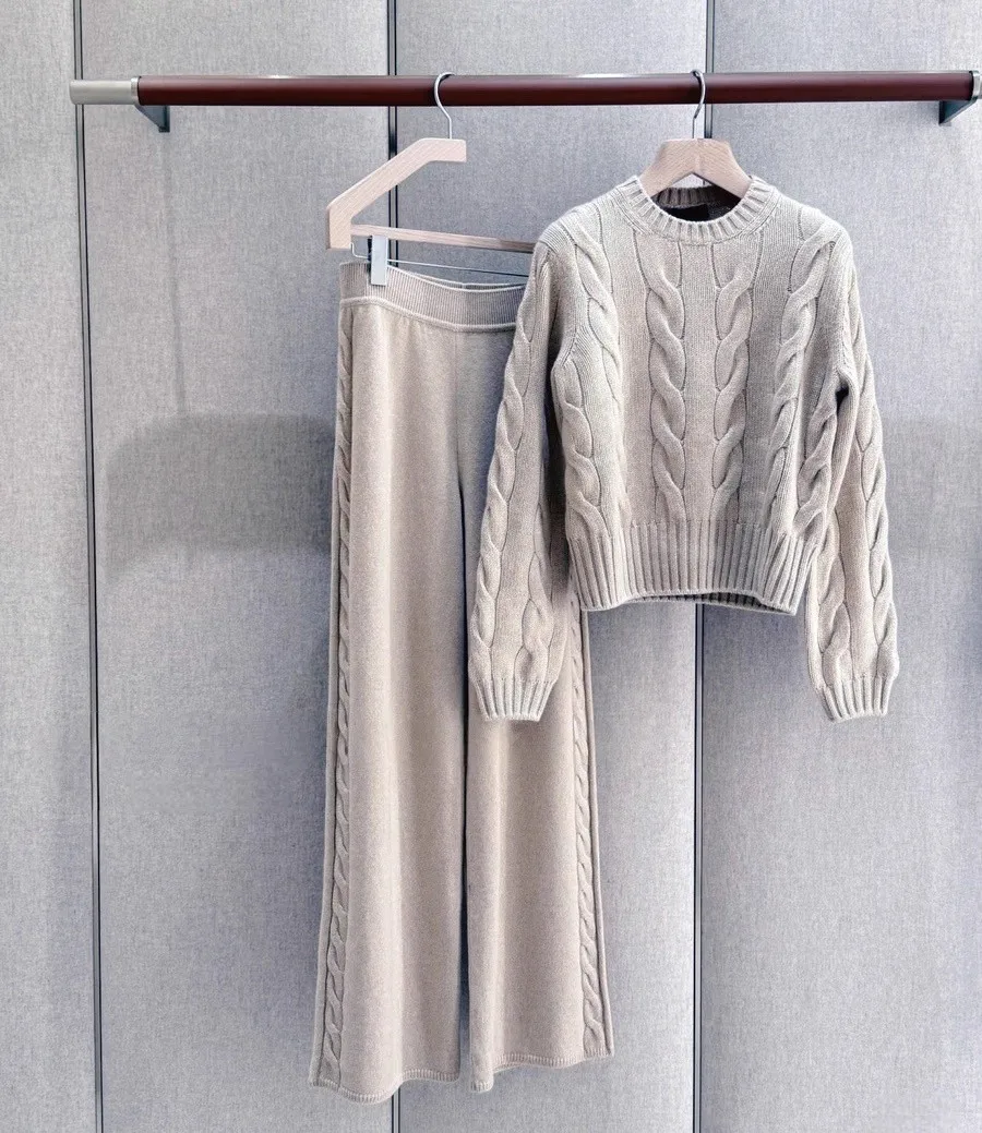Old Money Style Ladies' Casual Cashmere Set O Neck Long Sleeve Sweater Elastic Waist Wide Leg Straight Pants Knitted Outfits
Old Money Style Ladies' Casual Cashmere Set O Neck Long Sleeve Sweater Elastic Waist Wide Leg Straight Pants Knitted Outfits