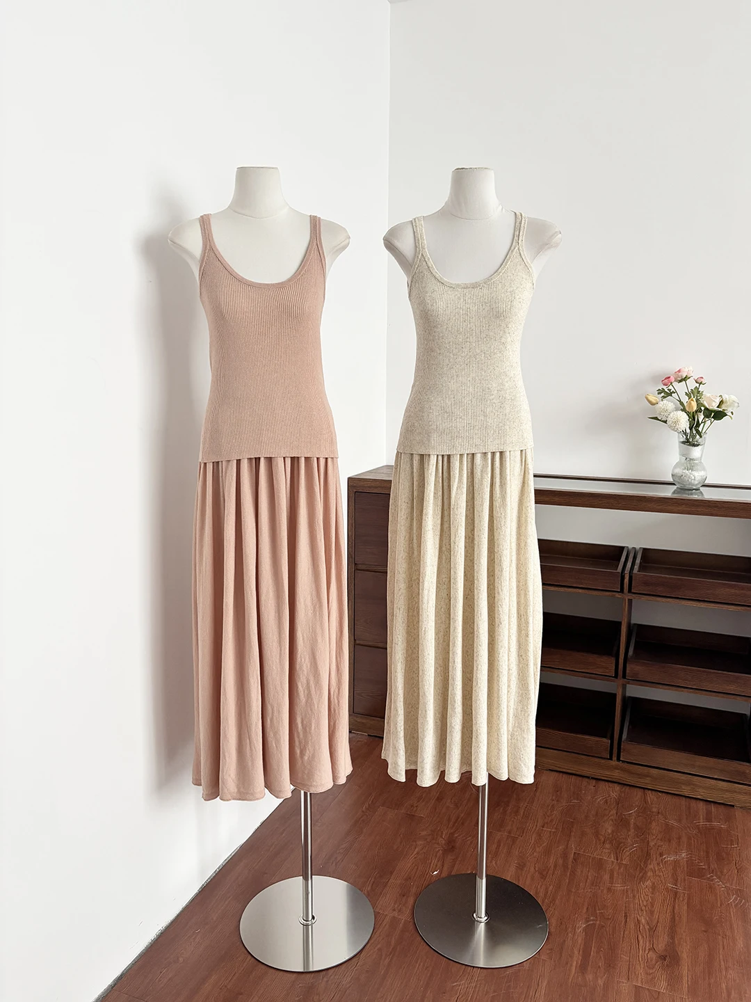 Summer Soft Knitted Vest And Pleated Skirt Set Women's Casual Comfortable Two-Piece Outfit High Waist Pure Color
Summer Soft Knitted Vest And Pleated Skirt Set Women's Casual Comfortable Two-Piece Outfit High Waist Pure Color