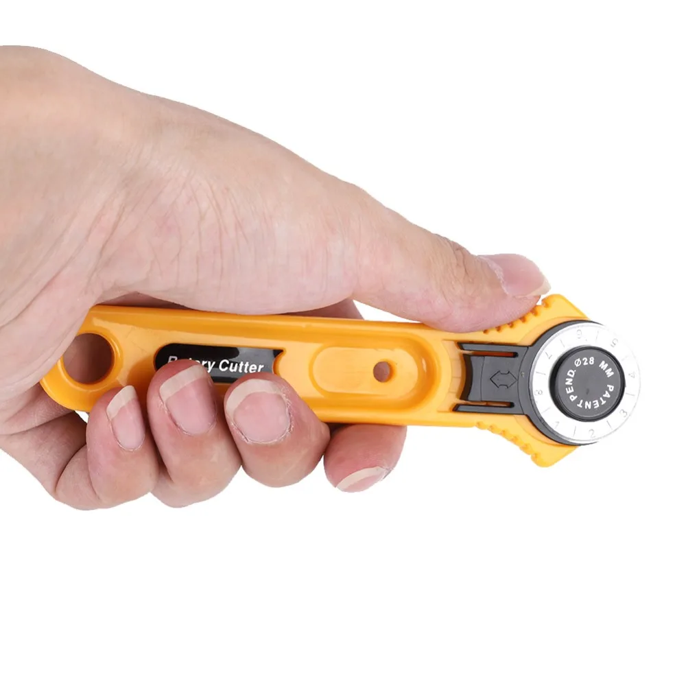 1pcs Manual Tool 28mm Rotary Cutter Round Wheel Handheld Roller Wheel Cutter Cloth Cutter DIY Projects
1pcs Manual Tool 28mm Rotary Cutter Round Wheel Handheld Roller Wheel Cutter Cloth Cutter DIY Projects