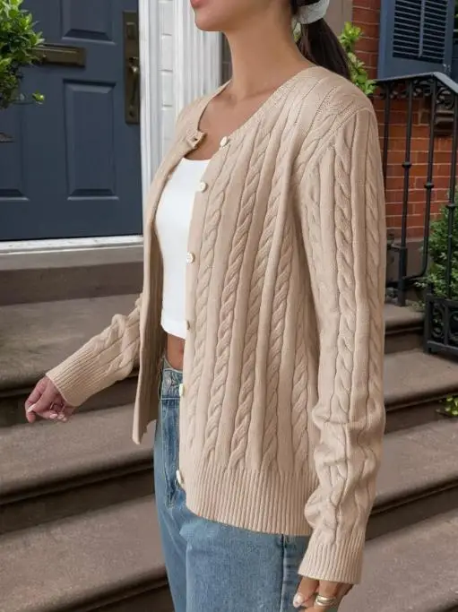 Осень и зима 2025 г. Отпускной вязаный свитер на пуговицах для женщин, однотонная повседневная однобортная вязаная куртка с длинными рукавами
Осень и зима 2025 г. Отпускной вязаный свитер на пуговицах для женщин, однотонная повседневная однобортная вязаная куртка с длинными рукавами