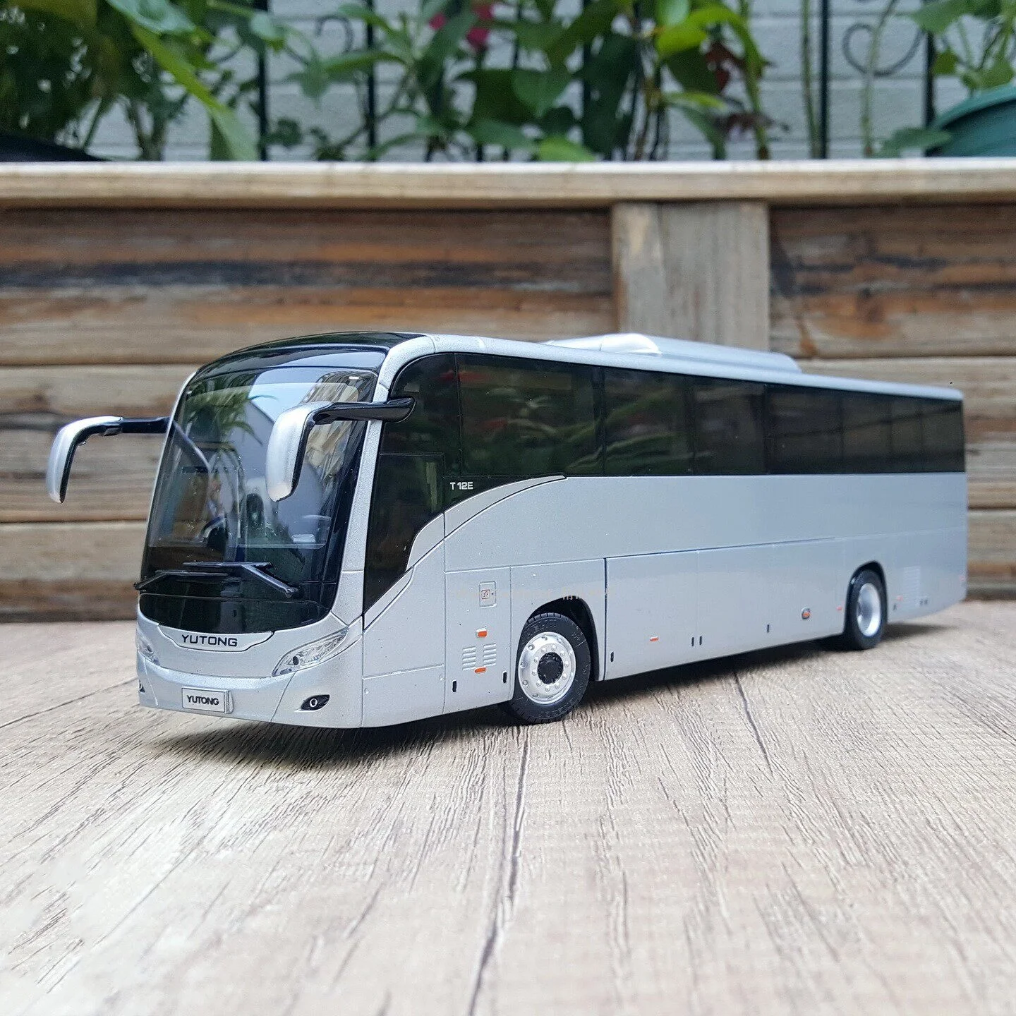 Collectible Diecast Model Replica 1:42 Scale Yutong T12E Road Traveling Tour Bus Vehicle Overseas Edition Alloy Model Decoration
Collectible Diecast Model Replica 1:42 Scale Yutong T12E Road Traveling Tour Bus Vehicle Overseas Edition Alloy Model Decoration