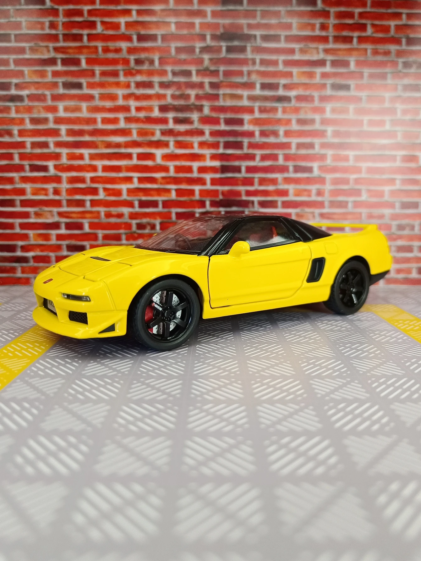 1: 32 simulation Honda NSX alloy car model doors and hood trunk can be opened has simulated sound and lighting functions
1: 32 simulation Honda NSX alloy car model doors and hood trunk can be opened has simulated sound and lighting functions
