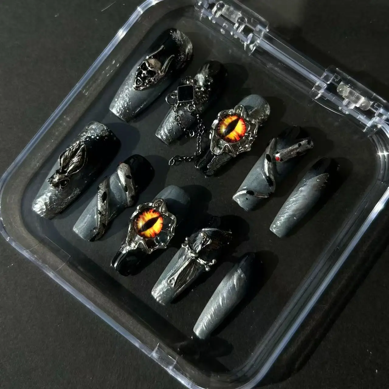 Spell Monster Eye Demon Dark Eye Niche Three-dimensional High-end Metal Purely Handmade Hot Girl Wearing Nail Art
Spell Monster Eye Demon Dark Eye Niche Three-dimensional High-end Metal Purely Handmade Hot Girl Wearing Nail Art