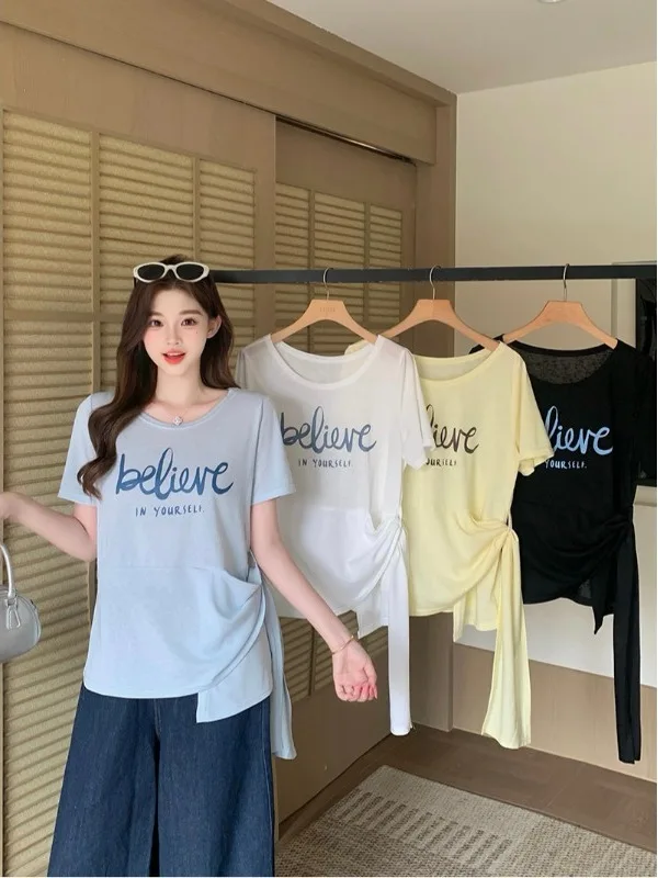 plus Size Women's Casual Letter Print Short Sleeve T-Shirt Summer New Style Slimming Versatile Uneven Belted Top Korean Style
plus Size Women's Casual Letter Print Short Sleeve T-Shirt Summer New Style Slimming Versatile Uneven Belted Top Korean Style
