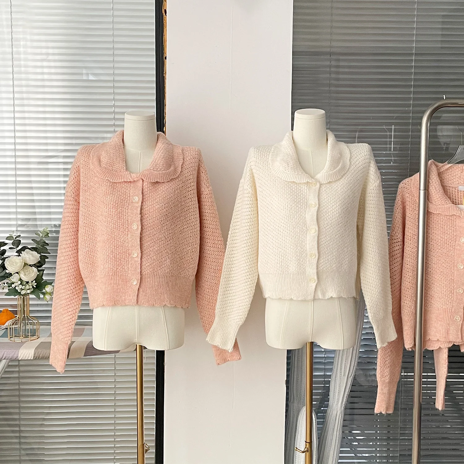 Solid Color Button Cardigan Sweater Street Cardigan Loose Sweater Vintage Long Sleeves Knitted Cardigan Women New Tops
Solid Color Button Cardigan Sweater Street Cardigan Loose Sweater Vintage Long Sleeves Knitted Cardigan Women New Tops