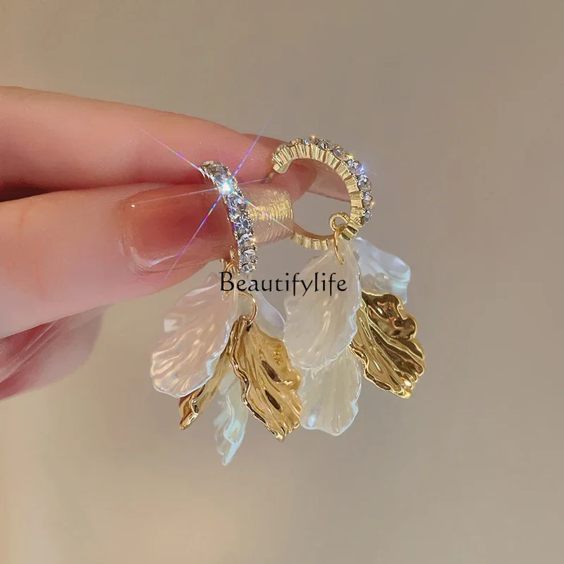 Flower Piece Earrings, Light Luxury, High Temperament, Niche Design, Unique Design
Flower Piece Earrings, Light Luxury, High Temperament, Niche Design, Unique Design
