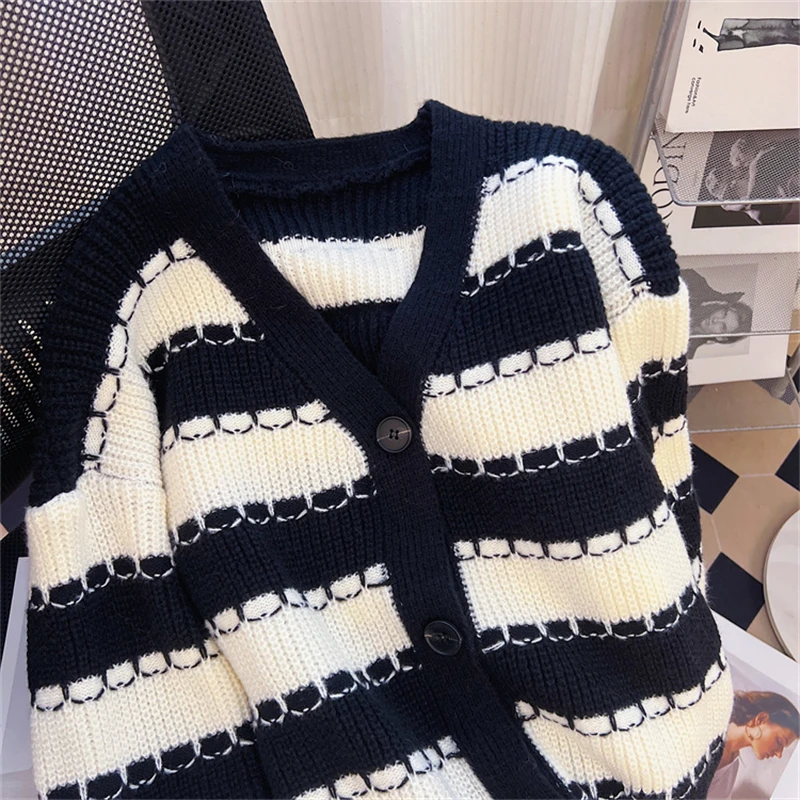 Women Black Gothic Striped Cardigan Knitted Sweater Harajuku 90s Y2k Long Sleeve Sweater Jumper Vintage 2000s Aesthetic Clothes
Women Black Gothic Striped Cardigan Knitted Sweater Harajuku 90s Y2k Long Sleeve Sweater Jumper Vintage 2000s Aesthetic Clothes