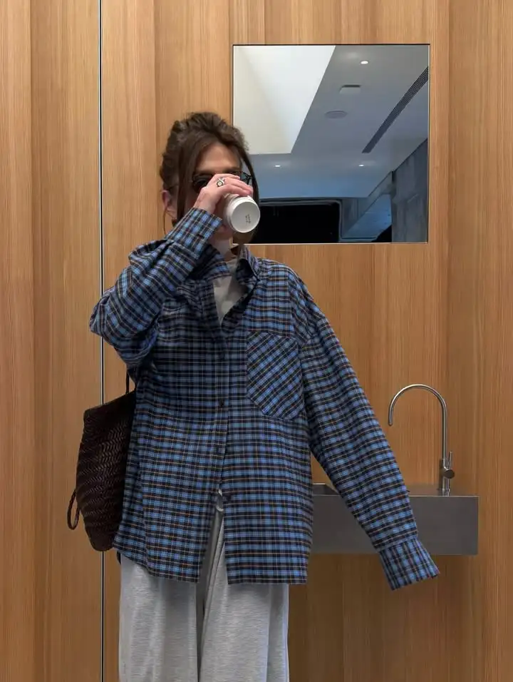 Plaid Lapel Single Breasted Blue Shirt Women Round Neck Casual Long Sleeved Lady Top 2026 Spring Lady Daily Commuting Jacket
Plaid Lapel Single Breasted Blue Shirt Women Round Neck Casual Long Sleeved Lady Top 2026 Spring Lady Daily Commuting Jacket