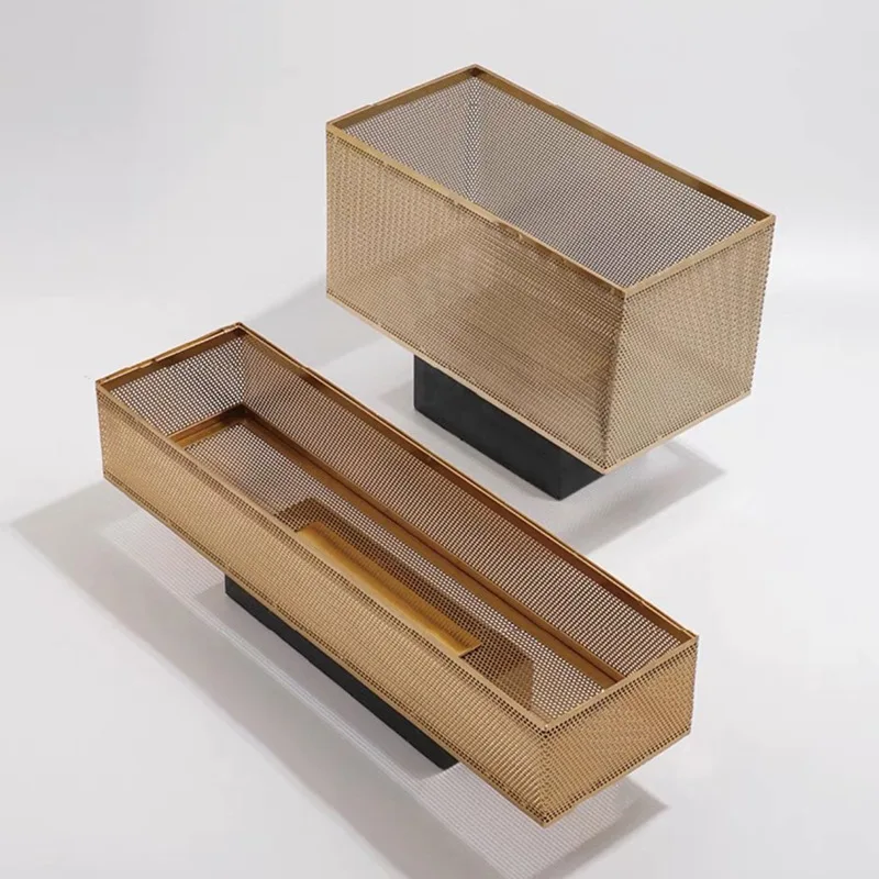 Современная легкая роскошная ваза из металла, прямоугольный цветочный орнамент, модель дома, офис продаж, сетка, цветочный горшок, мягкое украшение, ювелирные изделия
Современная легкая роскошная ваза из металла, прямоугольный цветочный орнамент, модель дома, офис продаж, сетка, цветочный горшок, мягкое украшение, ювелирные изделия