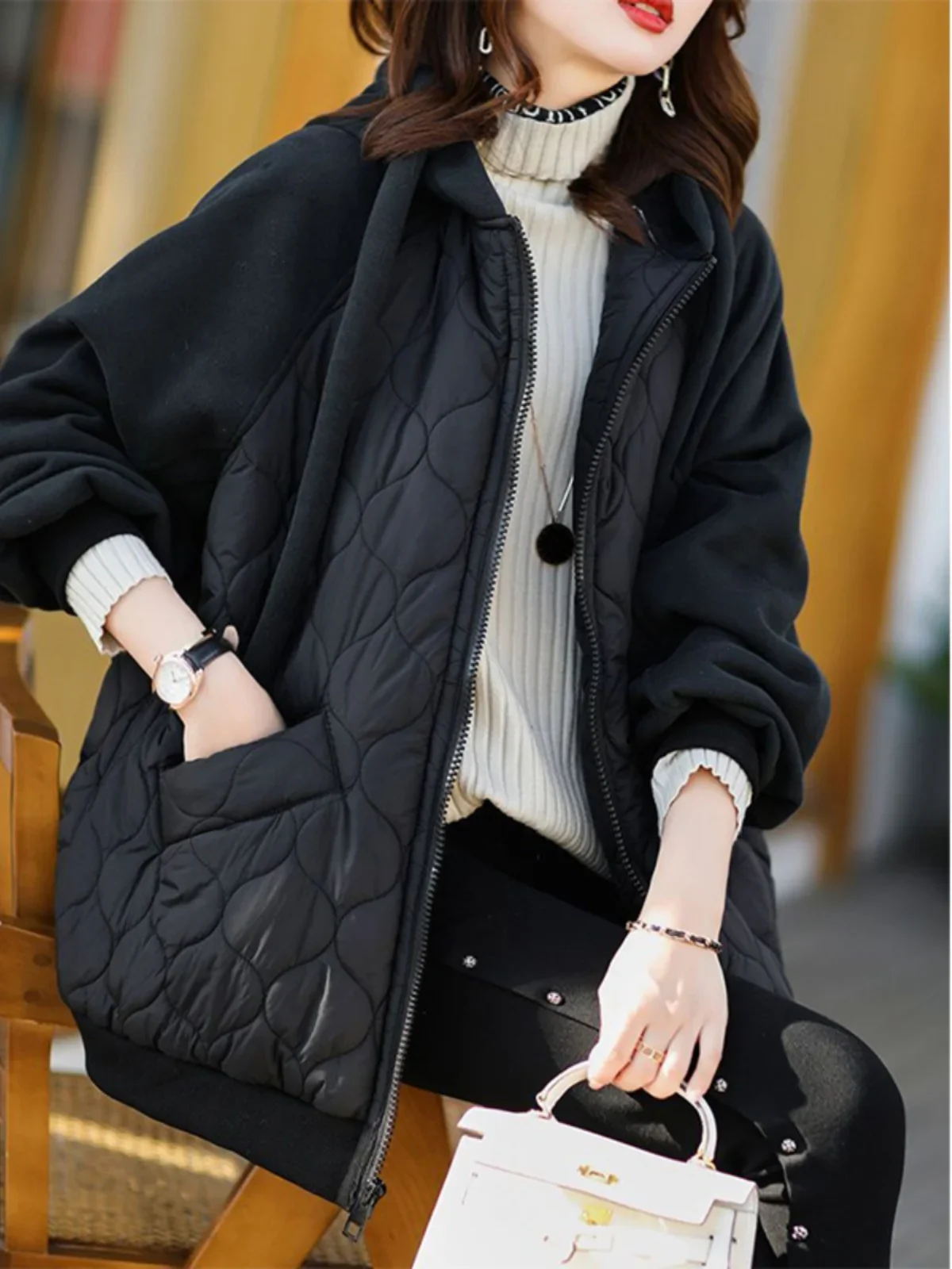Ladies Faionable Patchwork Cotton with Hat Medium Length Oversize Quilted Coat Artistic Sle Thiened Long Sve
Ladies Faionable Patchwork Cotton with Hat Medium Length Oversize Quilted Coat Artistic Sle Thiened Long Sve