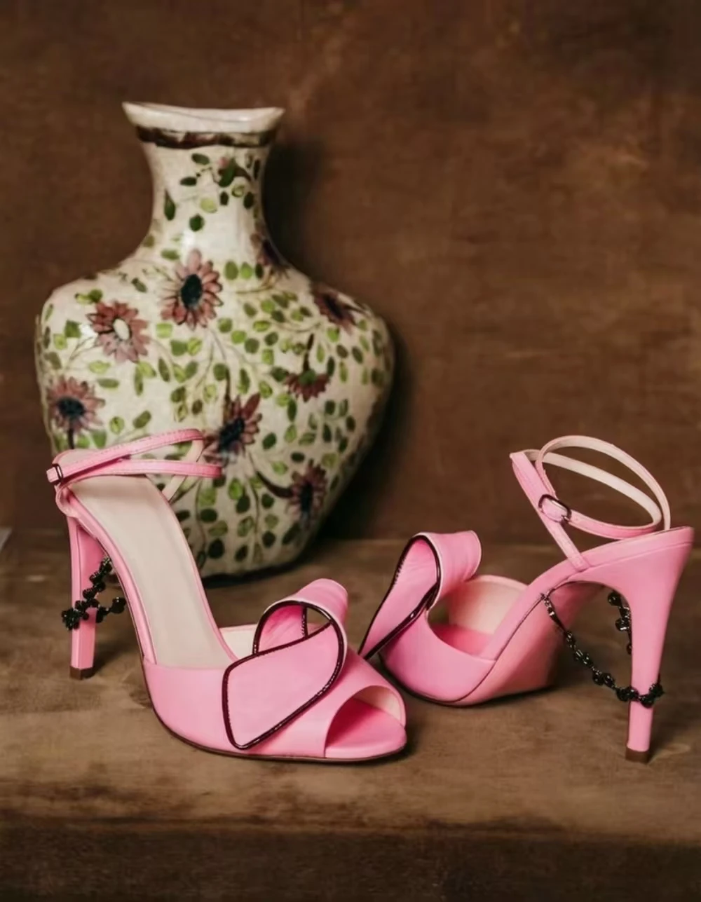 New Summer Lady Pink Leather Peep-Toe Sandals Oversized Bow Black Chain Accent Elegant Ankle Strap Shoes Perfect for Parties
New Summer Lady Pink Leather Peep-Toe Sandals Oversized Bow Black Chain Accent Elegant Ankle Strap Shoes Perfect for Parties