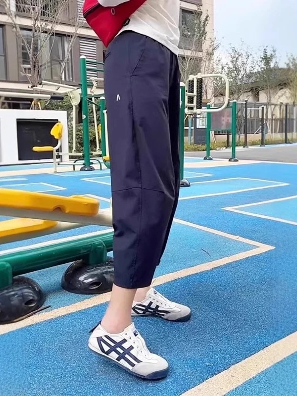 Qui Dry, тонкие спортивные брюки с высокой талией и девятью точками, женские летние новые повседневные брюки больших размеров, свободные корейские брюки
Qui Dry, тонкие спортивные брюки с высокой талией и девятью точками, женские летние новые повседневные брюки больших размеров, свободные корейские брюки