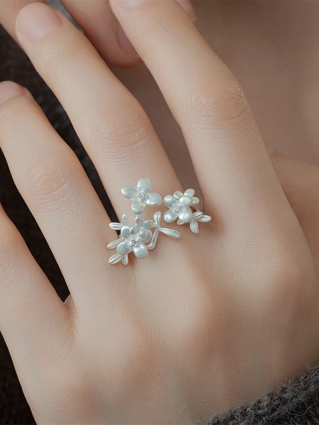 Fanling Original White Burned Floral Branch Ring S925 Sterling Silver Artistic Retro High Quality Cool Feeling Ring
Fanling Original White Burned Floral Branch Ring S925 Sterling Silver Artistic Retro High Quality Cool Feeling Ring