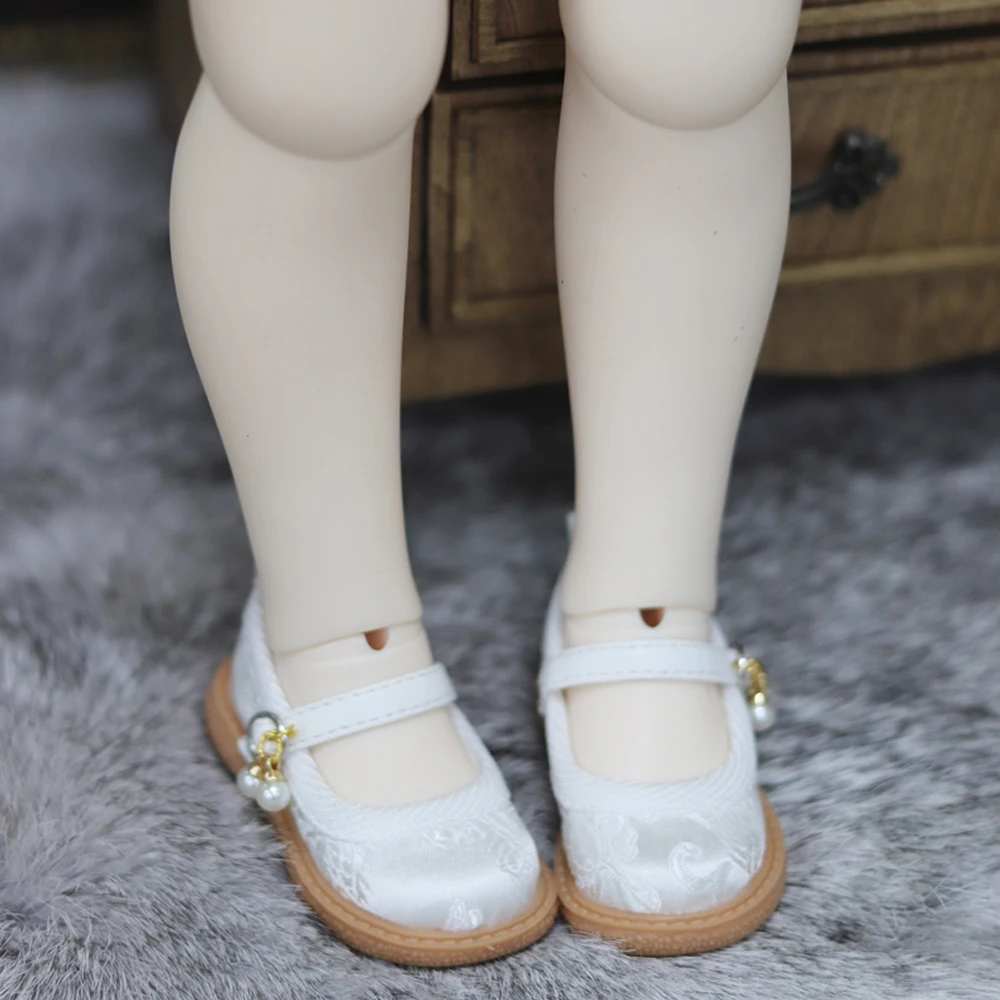 D09-P656 children handmade toy 1/4 MSD BJD Doll shoes Embroidered pearl button small leather shoes 1pair
D09-P656 children handmade toy 1/4 MSD BJD Doll shoes Embroidered pearl button small leather shoes 1pair