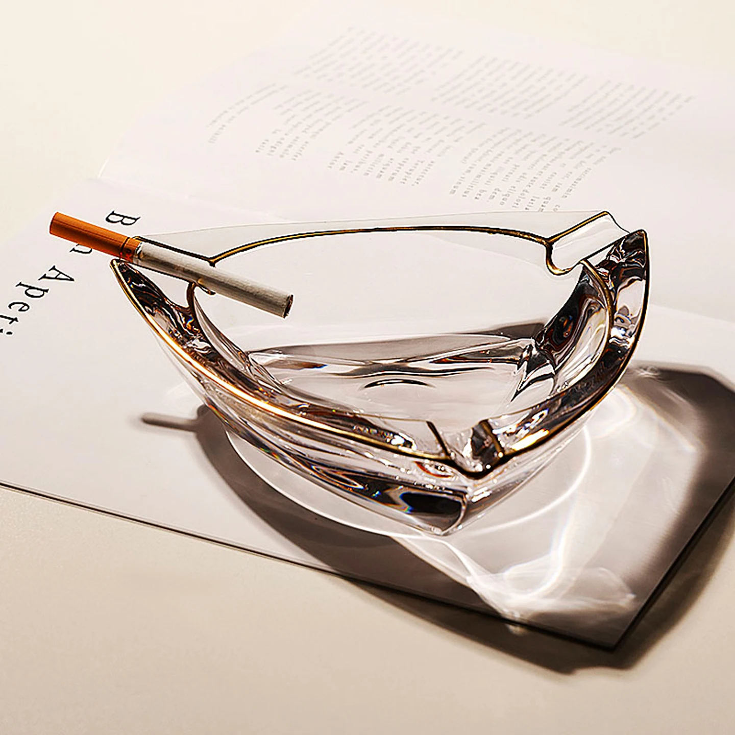 Легкая роскошная попельница из хрустального стекла с золотой росписью, персонализированный треугольный диск для сигарет, украшение для дома и офиса, орнамент 
Легкая роскошная попельница из хрустального стекла с золотой росписью, персонализированный треугольный диск для сигарет, украшение для дома и офиса, орнамент