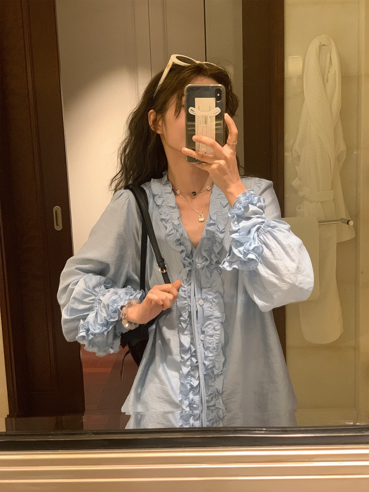 Корейская женская рубашка для ранней осени с V-образным вырезом, длинными рукавами, тонкая, теплая, из жесткого волокна Lenzing, однотонная, Garden Bayard
Корейская женская рубашка для ранней осени с V-образным вырезом, длинными рукавами, тонкая, теплая, из жесткого волокна Lenzing, однотонная, Garden Bayard