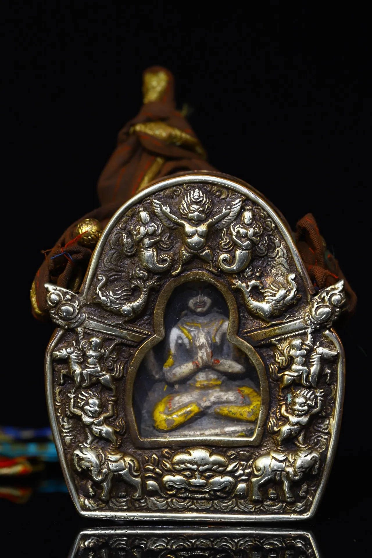 5"Tibetan Temple Collection Old Bronze Cinnabar Painted Four Arm Guanyin Buddha Gawu Box Pendant Amulet Dharma Town house
5"Tibetan Temple Collection Old Bronze Cinnabar Painted Four Arm Guanyin Buddha Gawu Box Pendant Amulet Dharma Town house