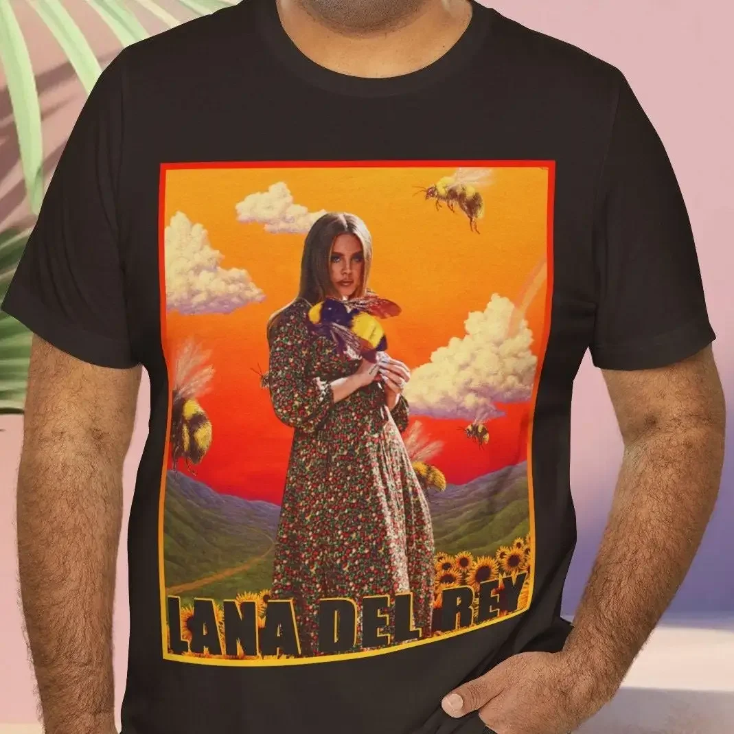 Эстетическая уличная футболка Lana Del Rey
Эстетическая уличная футболка Lana Del Rey