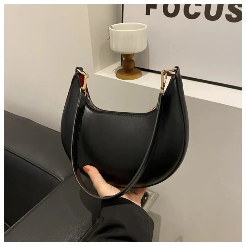 New Fashionable High-end Moon-shaped Baseball Bag Showing Luxury Women's Single Shoulder Bag Elegant lady Handbags bolso mujer
New Fashionable High-end Moon-shaped Baseball Bag Showing Luxury Women's Single Shoulder Bag Elegant lady Handbags bolso mujer