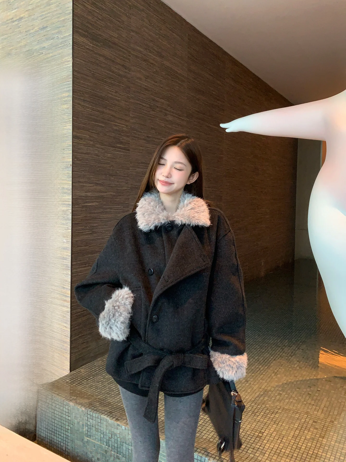 Теплая шерстяная куртка для женщин с меховым воротником и дизайном с элементами стеганой ткани от Buleng – зимняя термо-куртка, женская модная верхняя одежда
Теплая шерстяная куртка для женщин с меховым воротником и дизайном с элементами стеганой ткани от Buleng – зимняя термо-куртка, женская модная верхняя одежда