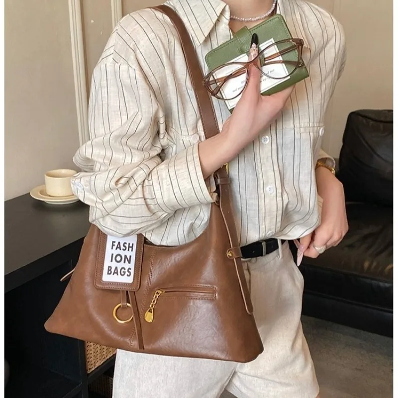 Women's Vintage Faux Leather Hobo Shoulder Bag with Tag Detail Adjustable Strap Casual Style for Daily Errands & Weekend Outings
Women's Vintage Faux Leather Hobo Shoulder Bag with Tag Detail Adjustable Strap Casual Style for Daily Errands & Weekend Outings