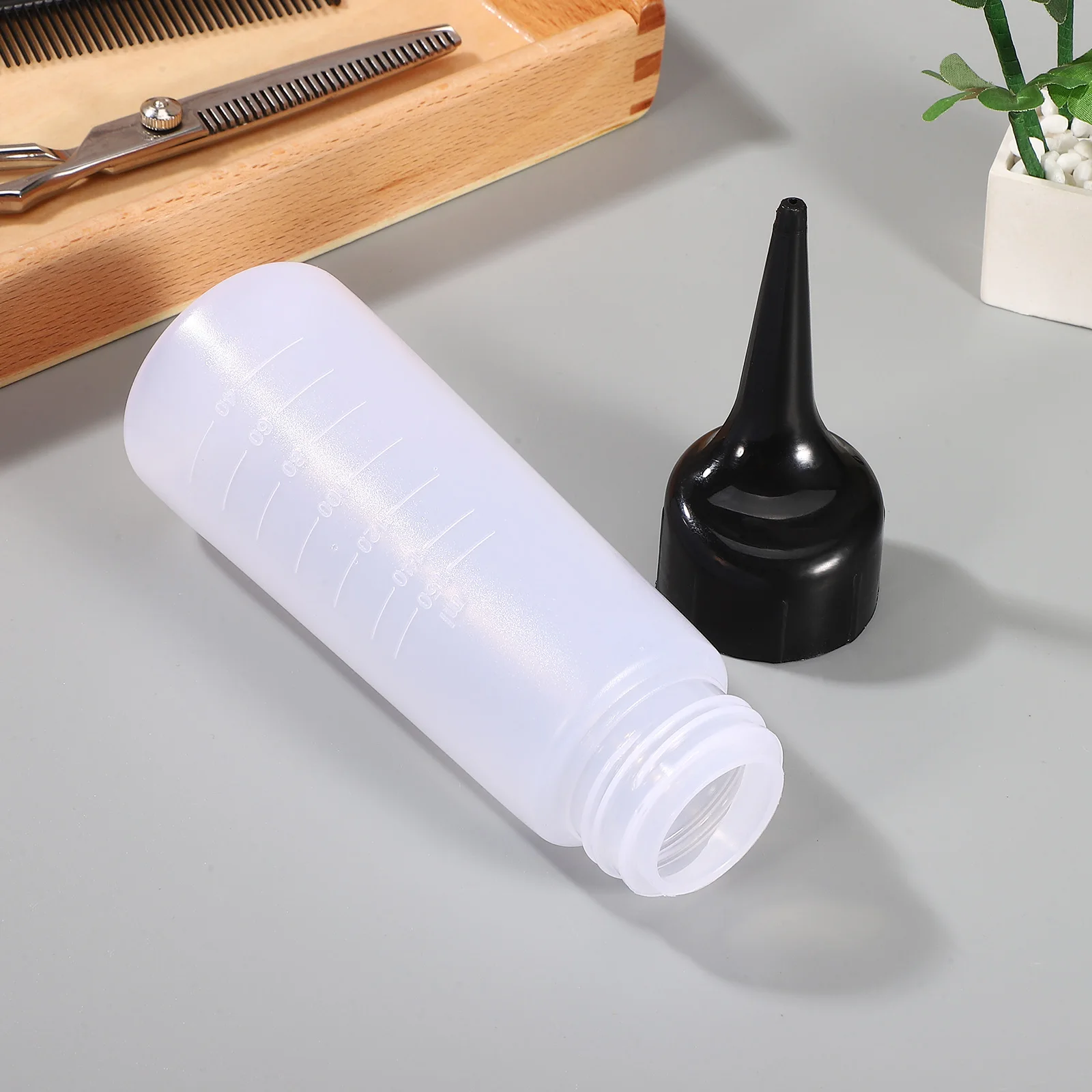 Leakproof Tip Applicator Bottle 15x5x4cm Black White Plastic Hair Wash Pot Scale Bottle for Color Conditioner
Leakproof Tip Applicator Bottle 15x5x4cm Black White Plastic Hair Wash Pot Scale Bottle for Color Conditioner