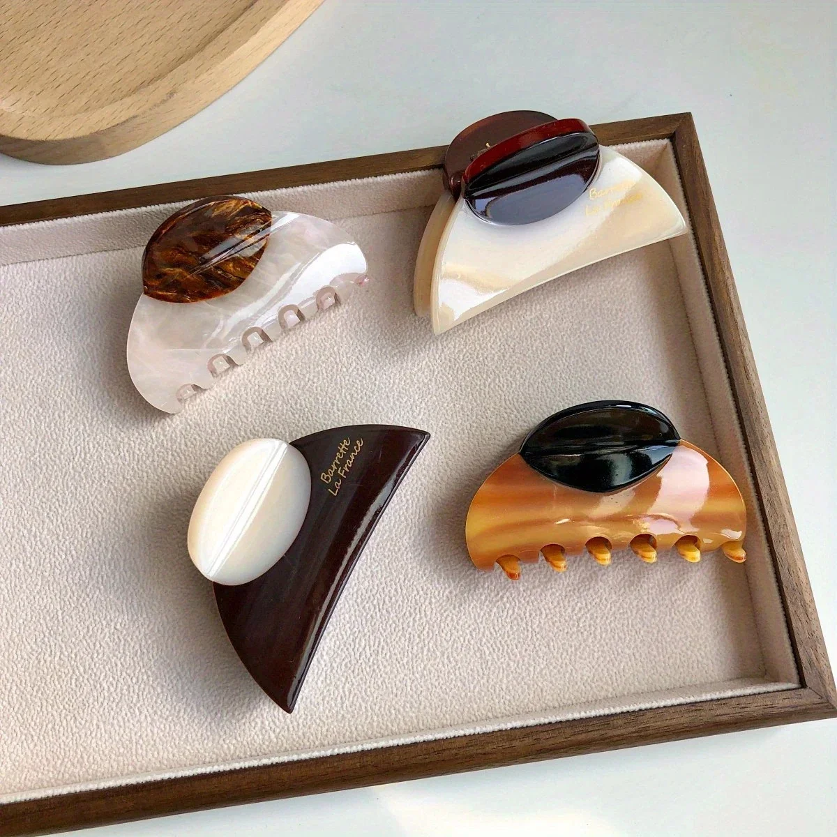 1Pc Elegant Vintage French Hair Clip Two-Tone with Wood Grain & Marbled Design Perfect for Casual Daily Dressing Cute Hair Clips
1Pc Elegant Vintage French Hair Clip Two-Tone with Wood Grain & Marbled Design Perfect for Casual Daily Dressing Cute Hair Clips