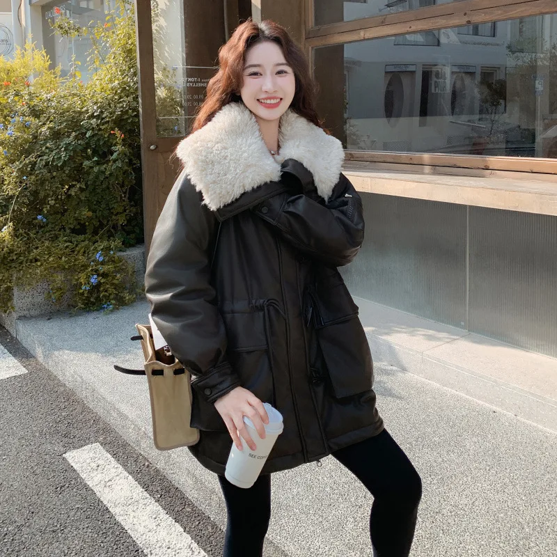 Woman winter coats Shearling Collar Thickened Quilted Leather sheepskin Jacket 2025 Toggle PU Leather Padded faux fur coat
Woman winter coats Shearling Collar Thickened Quilted Leather sheepskin Jacket 2025 Toggle PU Leather Padded faux fur coat