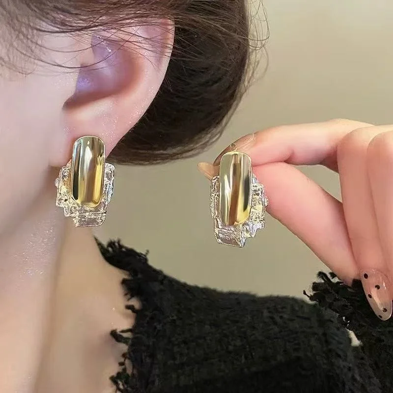 Exaggerated Irregular Unique Design Stud Earrings Light Luxury High-End Temperament Earrings for Women Statement Jewelry
Exaggerated Irregular Unique Design Stud Earrings Light Luxury High-End Temperament Earrings for Women Statement Jewelry