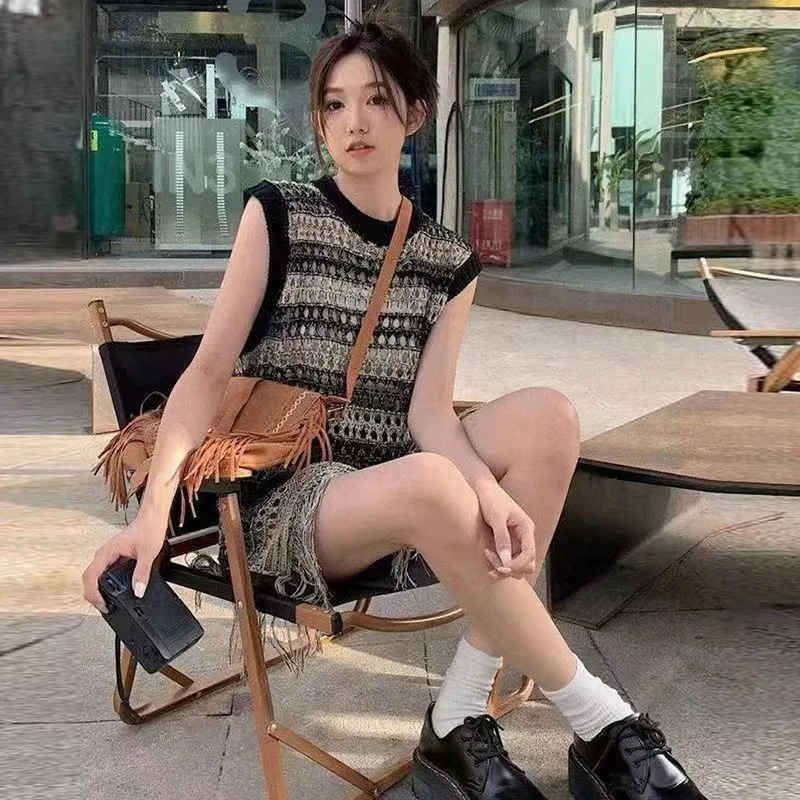 Casual Versatile Loose Striped Sleeveless Knitted Vest Women's Summer Design Sense Fringed Vest Outer Wear Hollow Top
Casual Versatile Loose Striped Sleeveless Knitted Vest Women's Summer Design Sense Fringed Vest Outer Wear Hollow Top