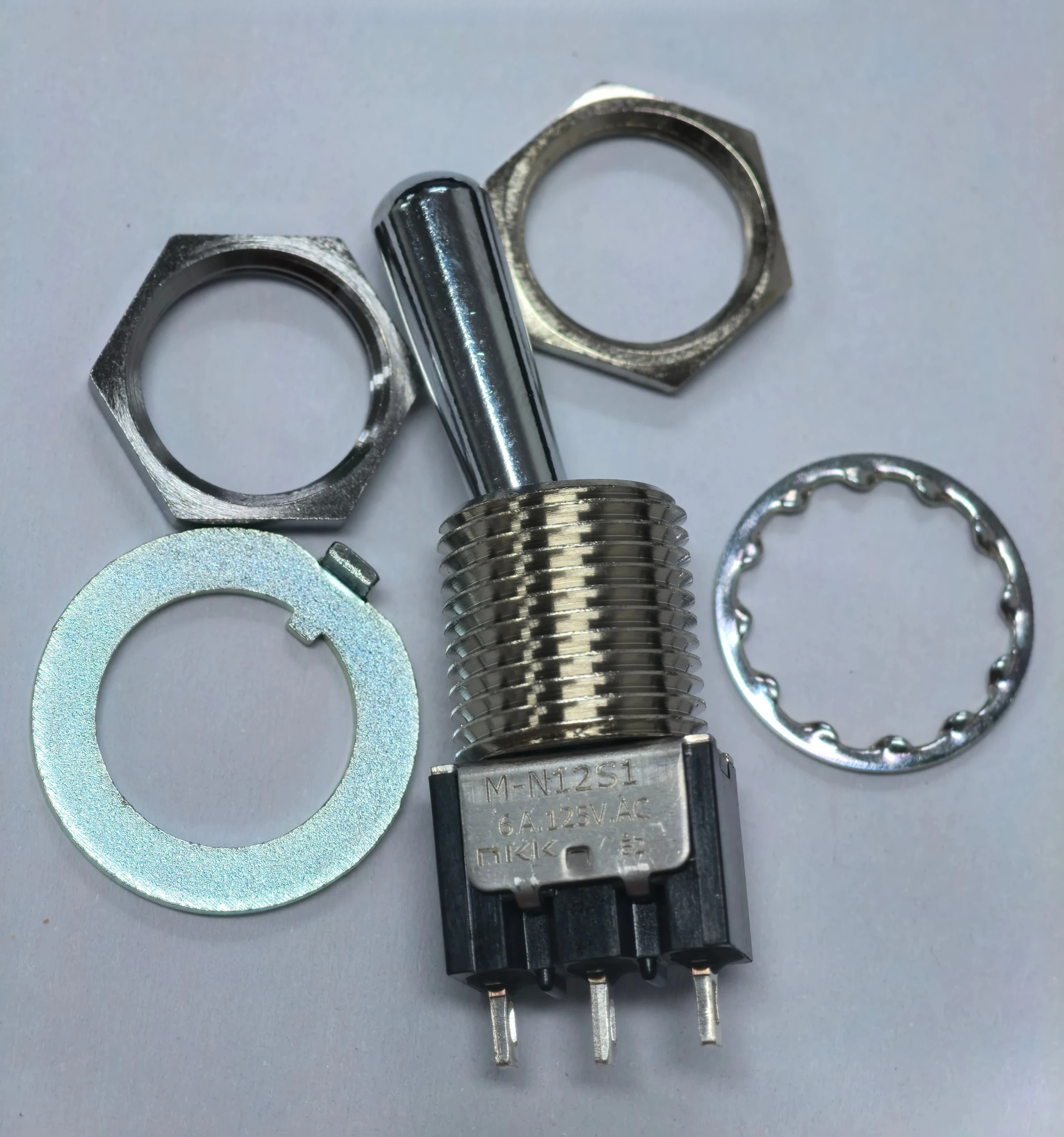 For nkk shake switch MN12B2B1W01 3 feet 2 gear self-locking keep 12mm
For nkk shake switch MN12B2B1W01 3 feet 2 gear self-locking keep 12mm