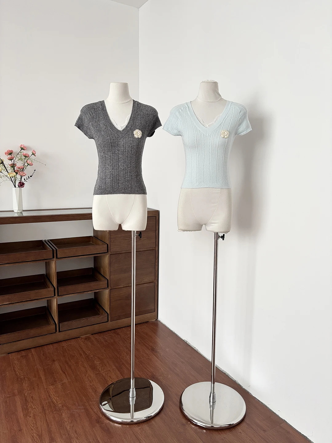 Spring Summer 2026 Women's Lazy Style Short Sleeve Knitted Shirt Korean Pure Desire Sweet Versatile Slimming Top Commute Style
Spring Summer 2026 Women's Lazy Style Short Sleeve Knitted Shirt Korean Pure Desire Sweet Versatile Slimming Top Commute Style