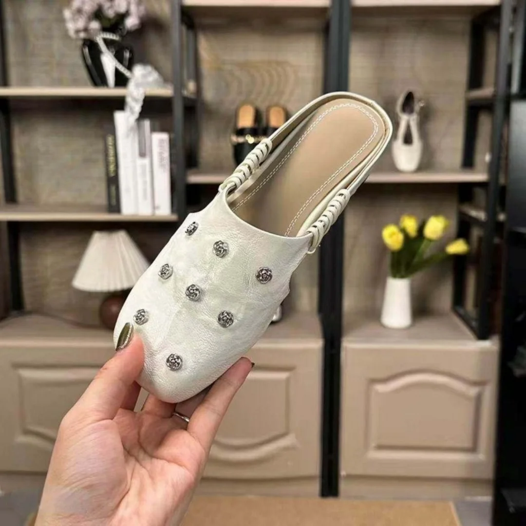 2026 Summer New Women Rivet Decor Closed Toe Mango Toe Slippers Thick Soft Sole Comfortable Versatile Fashion Half Slippers
2026 Summer New Women Rivet Decor Closed Toe Mango Toe Slippers Thick Soft Sole Comfortable Versatile Fashion Half Slippers