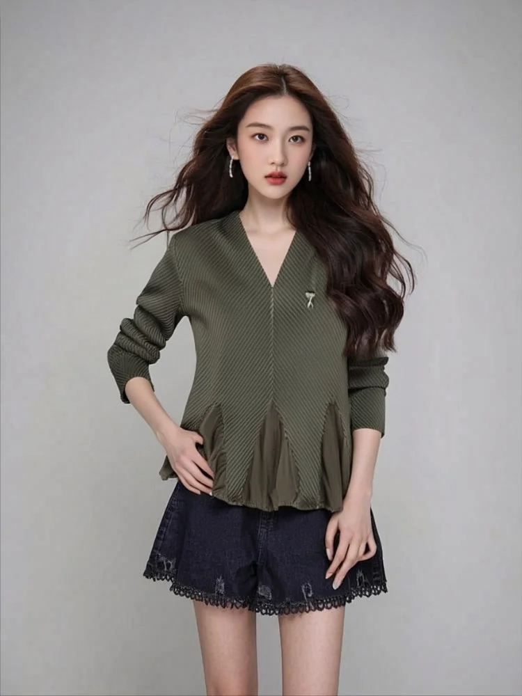 Miyake Pleated Autumn New 2025 French Ruffle Edge T-shirt for Women's Temperament, Slim Fit, Niche, Unique Design Sense Top
Miyake Pleated Autumn New 2025 French Ruffle Edge T-shirt for Women's Temperament, Slim Fit, Niche, Unique Design Sense Top