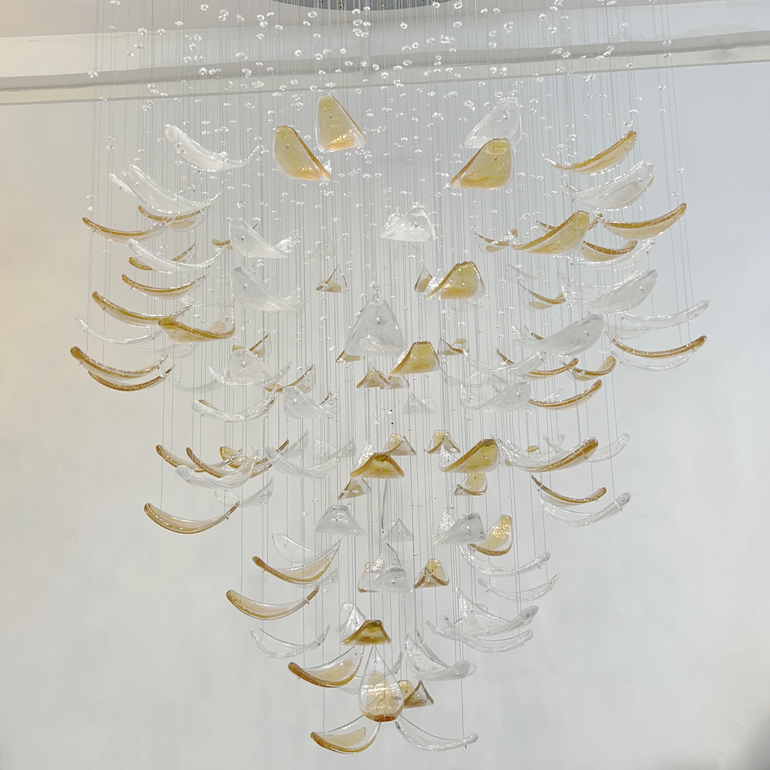 Проект Изготовленная на заказ люстра Золотой плавающий стеклянный лист Художественная люстра Освещение для отелей Вилл Рестораны
Проект Изготовленная на заказ люстра Золотой плавающий стеклянный лист Художественная люстра Освещение для отелей Вилл Рестораны