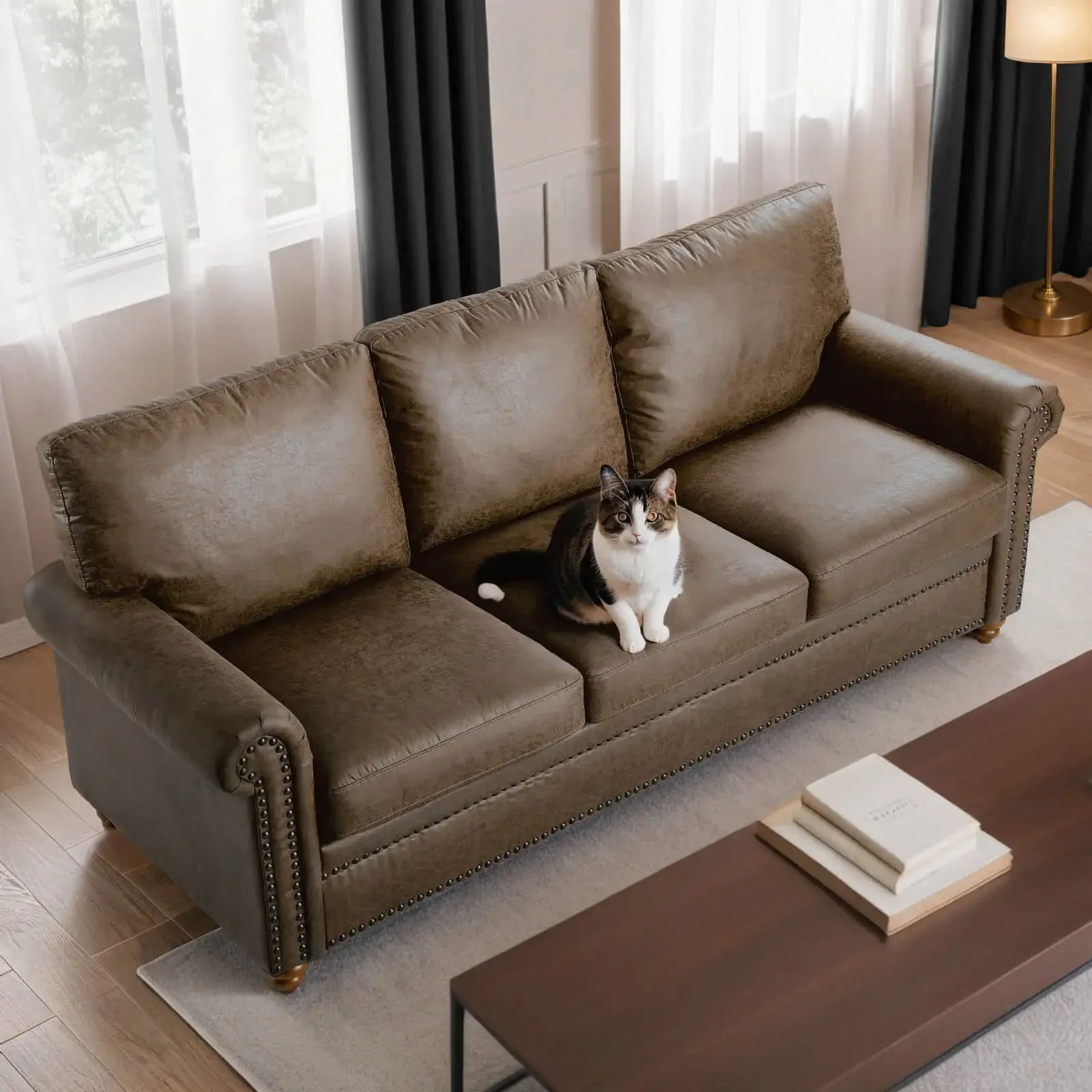 For 3-sitziges Modernes Wohnzimmersofa, 84-Zoll-Luxus-Touch-Couch Aus Leder, 3 Bequeme Kissen, Gerollter Arm Mit Nagelkopfbesatz
For 3-sitziges Modernes Wohnzimmersofa, 84-Zoll-Luxus-Touch-Couch Aus Leder, 3 Bequeme Kissen, Gerollter Arm Mit Nagelkopfbesatz
