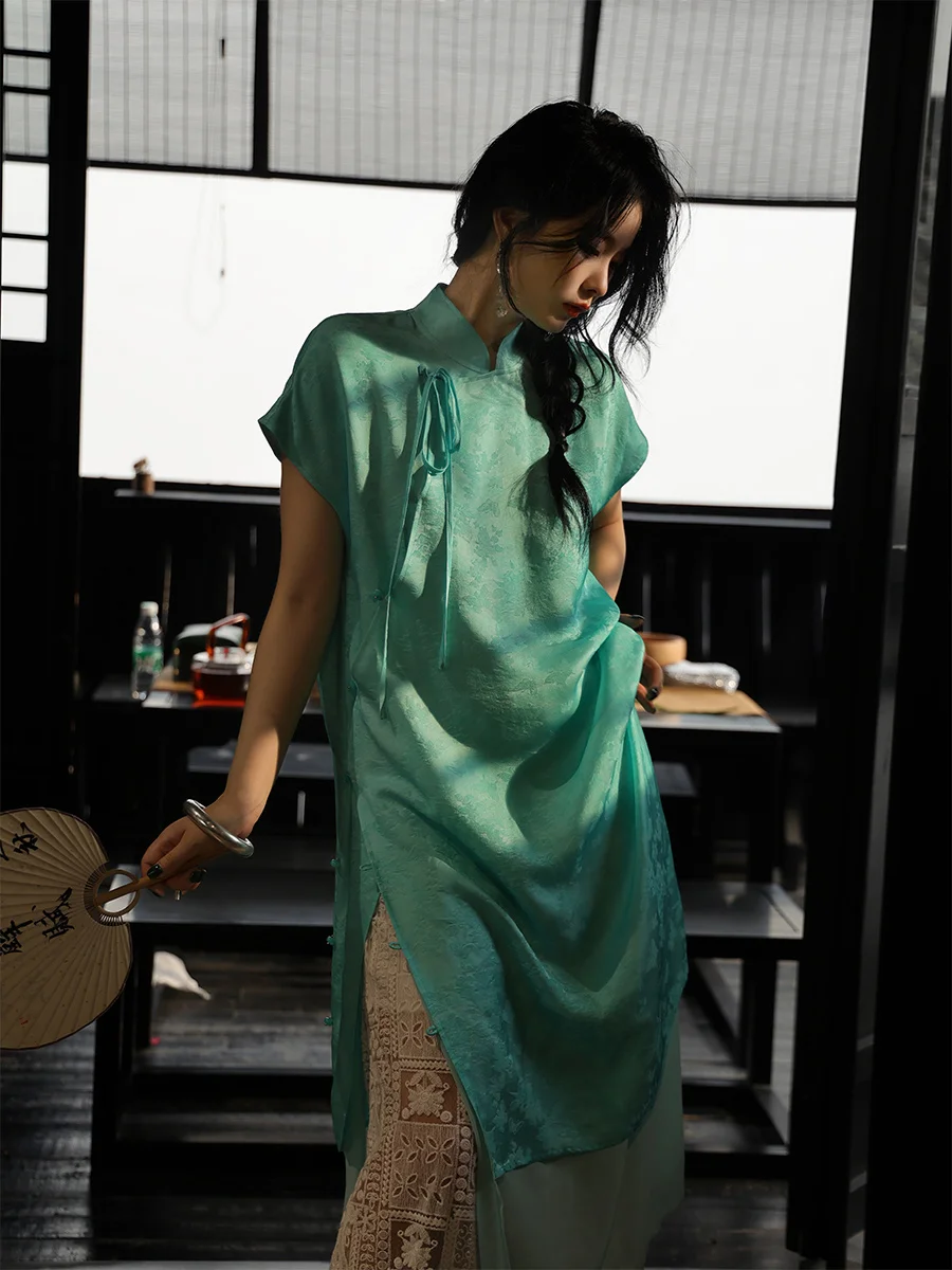 Шелковое платье-ципао для женщин, 20 момме, 100% натуральный шелк, с цветочным узором и цветовыми блоками, модель Dangdang 'Yanyu Die'
Шелковое платье-ципао для женщин, 20 момме, 100% натуральный шелк, с цветочным узором и цветовыми блоками, модель Dangdang 'Yanyu Die'