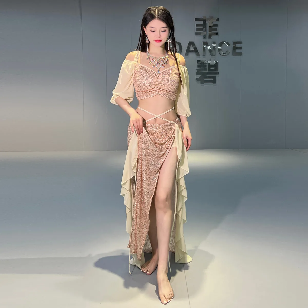 Belly Dance Costume Set for Women Short Sleeves Top+split Long Skirt 2pcs Oriental Professional Set Belly Dancing Wear Outfit
Belly Dance Costume Set for Women Short Sleeves Top+split Long Skirt 2pcs Oriental Professional Set Belly Dancing Wear Outfit