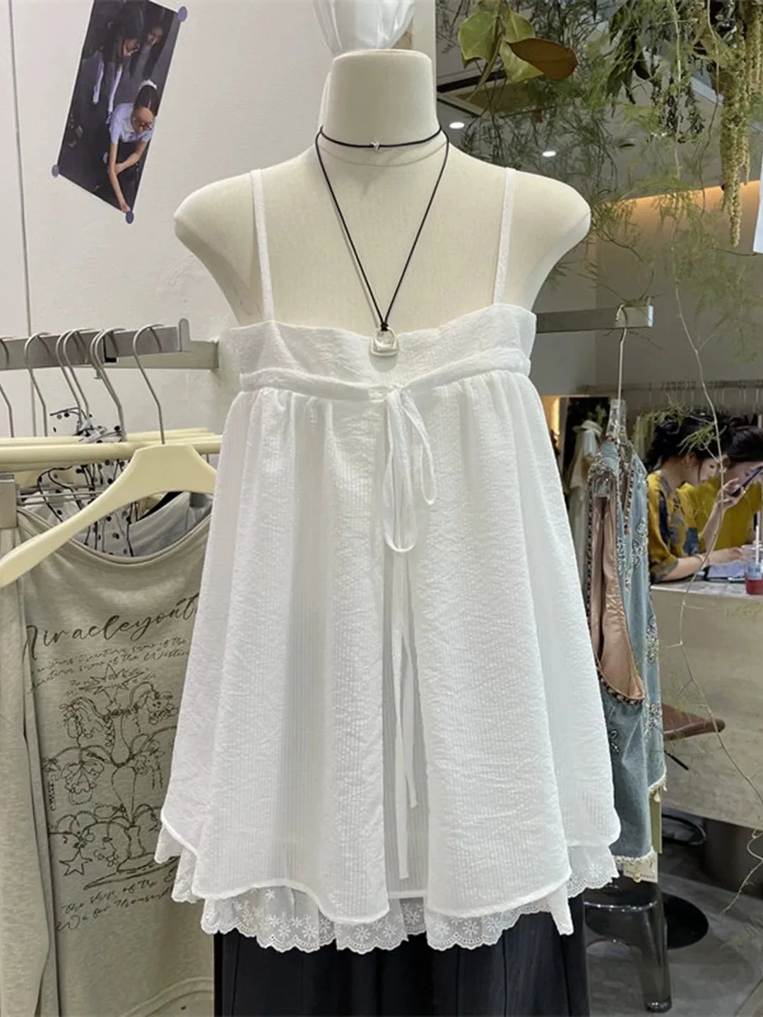 Summer Casual Fashion White Strapless Lace Hem Sleeveless Women's Top Korean Style Commute Straight Cut Silk Material
Summer Casual Fashion White Strapless Lace Hem Sleeveless Women's Top Korean Style Commute Straight Cut Silk Material