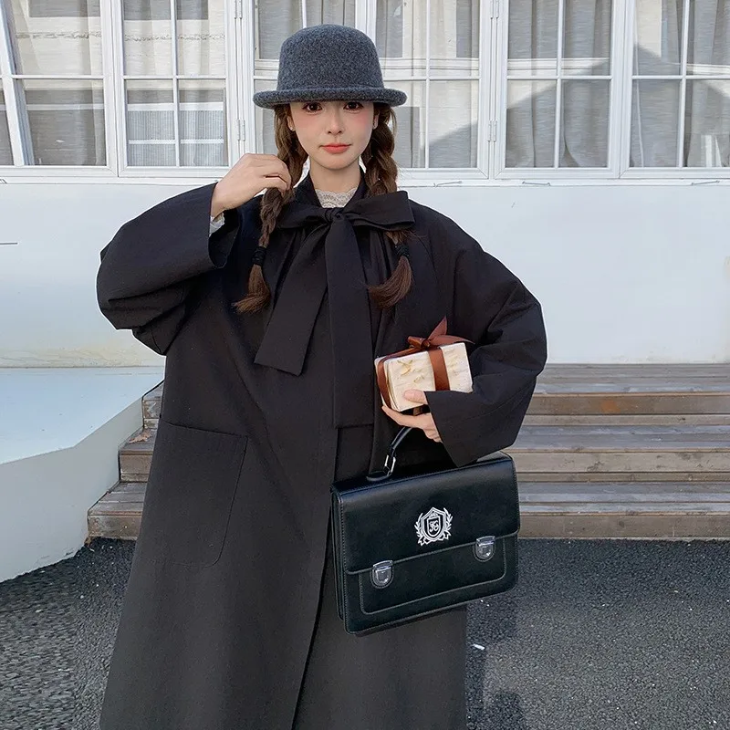 A new mid-length trench coat with and youthful neckline design
A new mid-length trench coat with and youthful neckline design