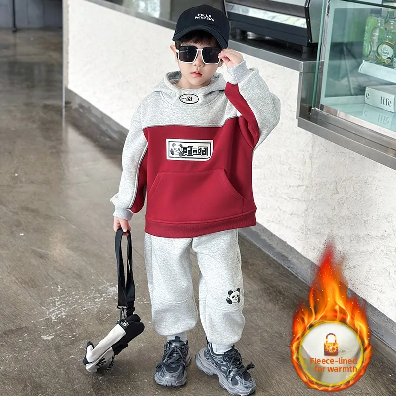 Осенне-зимний модный комплект из толстовки и брюк на флисовой подкладке для мальчиков, милый уличный стильный костюм из двух предметов для детей
Осенне-зимний модный комплект из толстовки и брюк на флисовой подкладке для мальчиков, милый уличный стильный костюм из двух предметов для детей