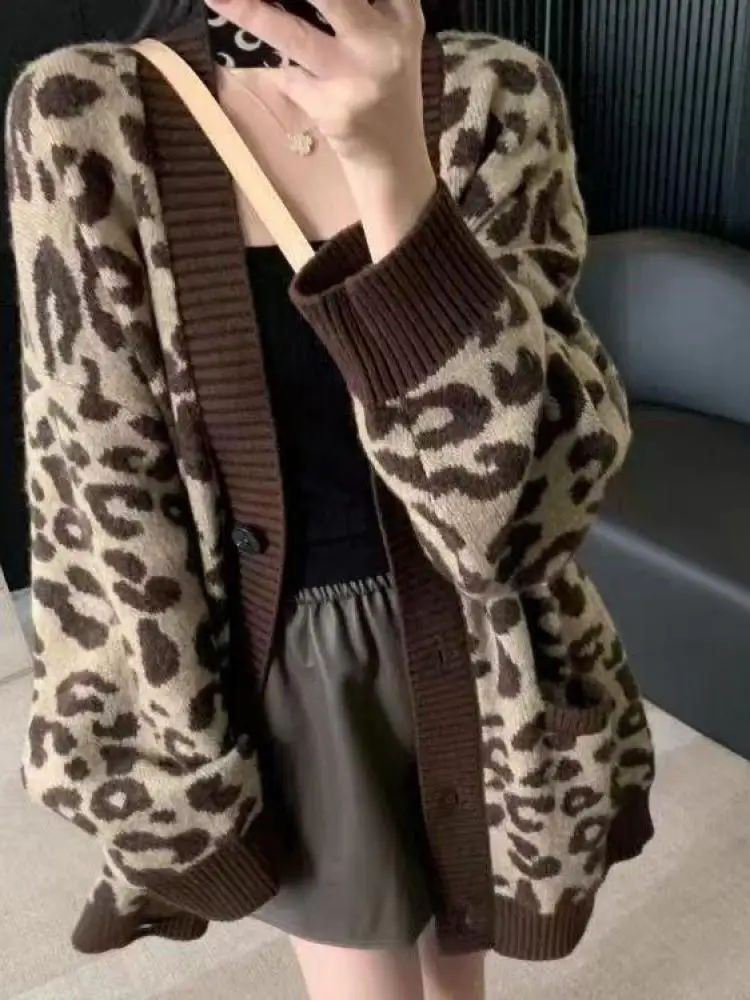 Autumn Winter New Women Brown Leopard Print Patchwork Knitwear Loose Sweater Vintage V Neck Single Breasted Cardigan Cotton Tops
Autumn Winter New Women Brown Leopard Print Patchwork Knitwear Loose Sweater Vintage V Neck Single Breasted Cardigan Cotton Tops