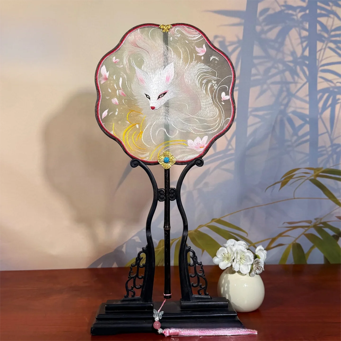 Chinese-style gift for giving: Suzhou embroidered round fan, handmade double-sided embroidery, traditional craft souvenir
Chinese-style gift for giving: Suzhou embroidered round fan, handmade double-sided embroidery, traditional craft souvenir